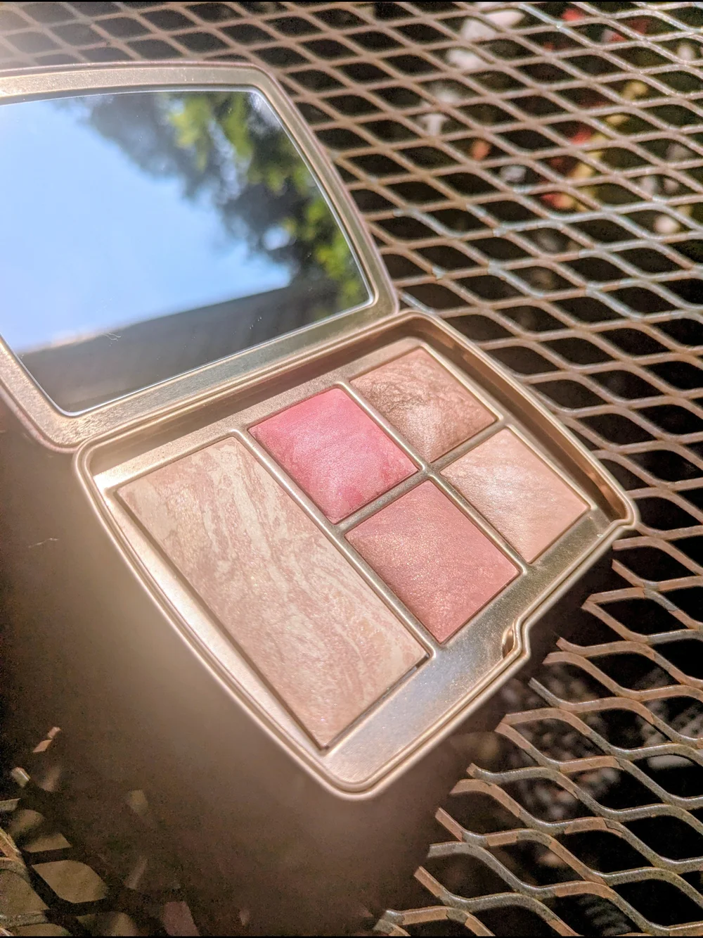 Hourglass compact multi
